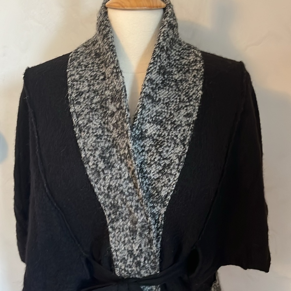 Peck & Peck Wool Black w/gray trim Kimono style snap buttons & Belt Size Medium - Picture 6 of 12